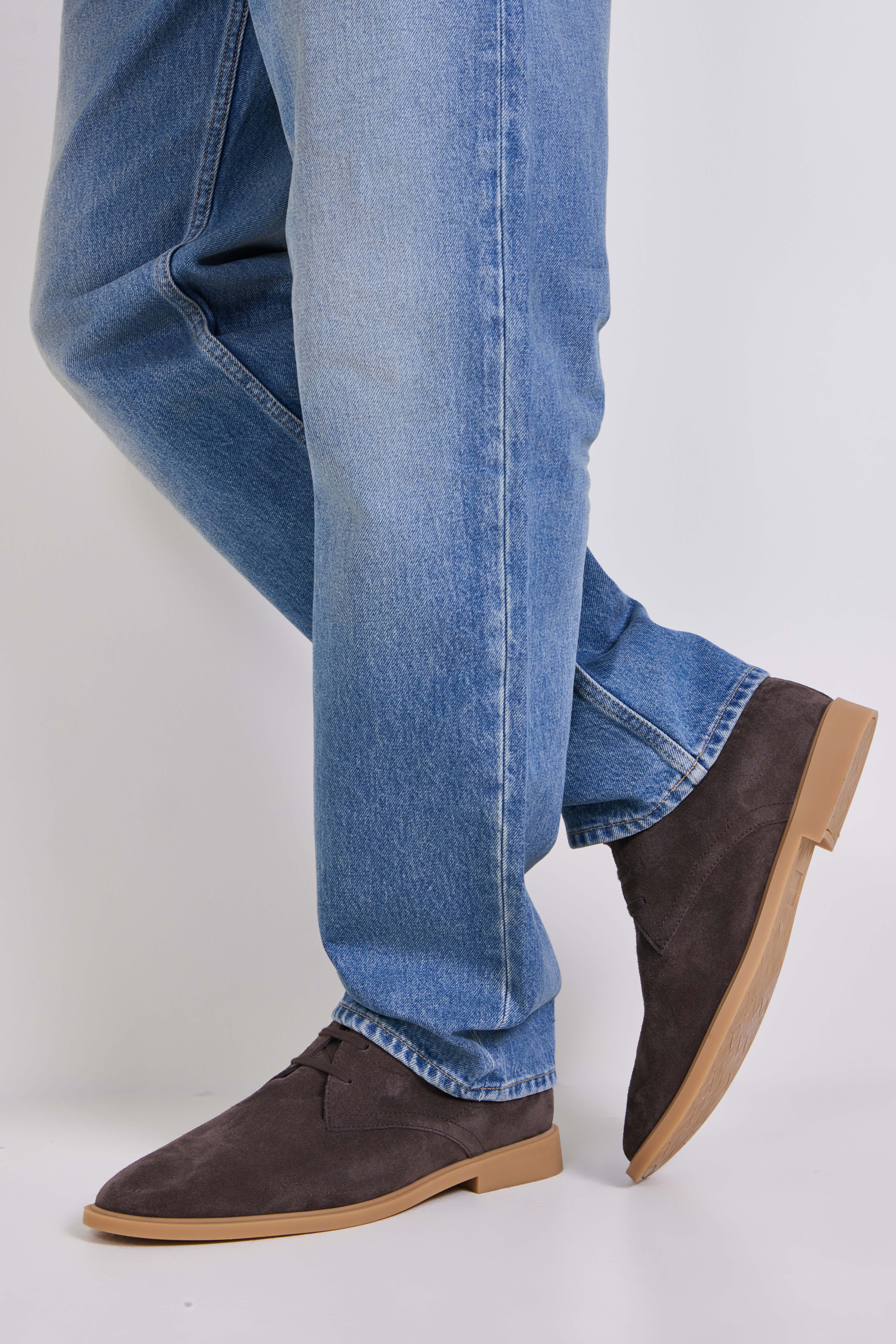 תמונת כל הלוק של מגפוני זמש